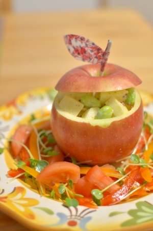 簡単 りんご丸ごと器のかわいいサラダ レシピ 作り方 By みきぐま526 楽天レシピ