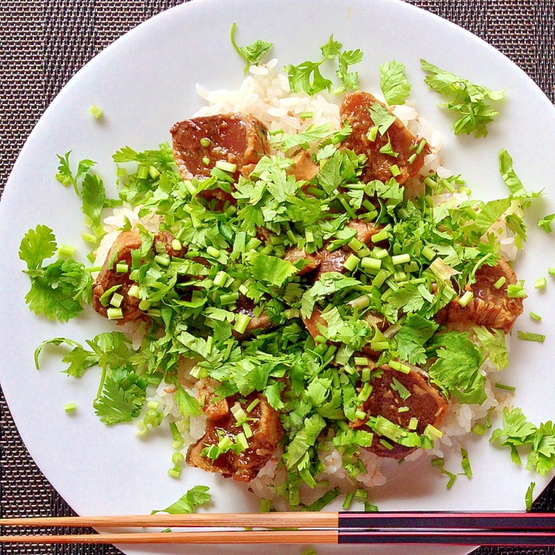 皿に盛り付けられたカレー風味のエスニック変わりづけ丼