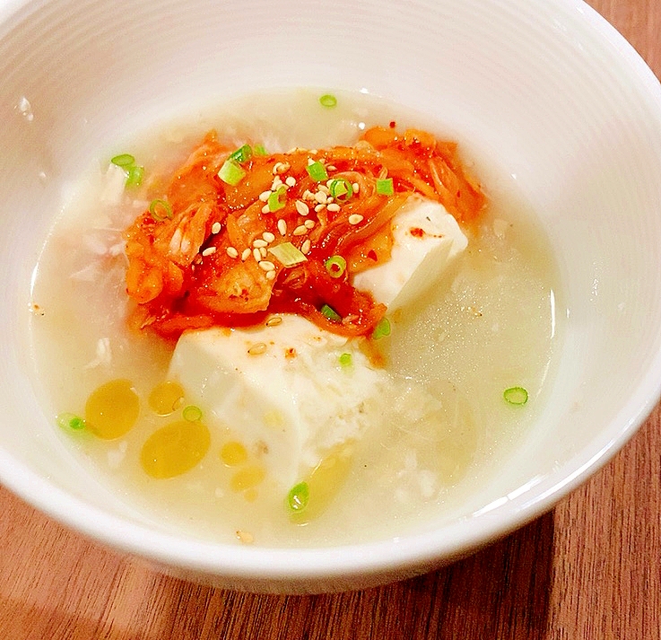 白い器に盛られたもち麦の韓国風スープ