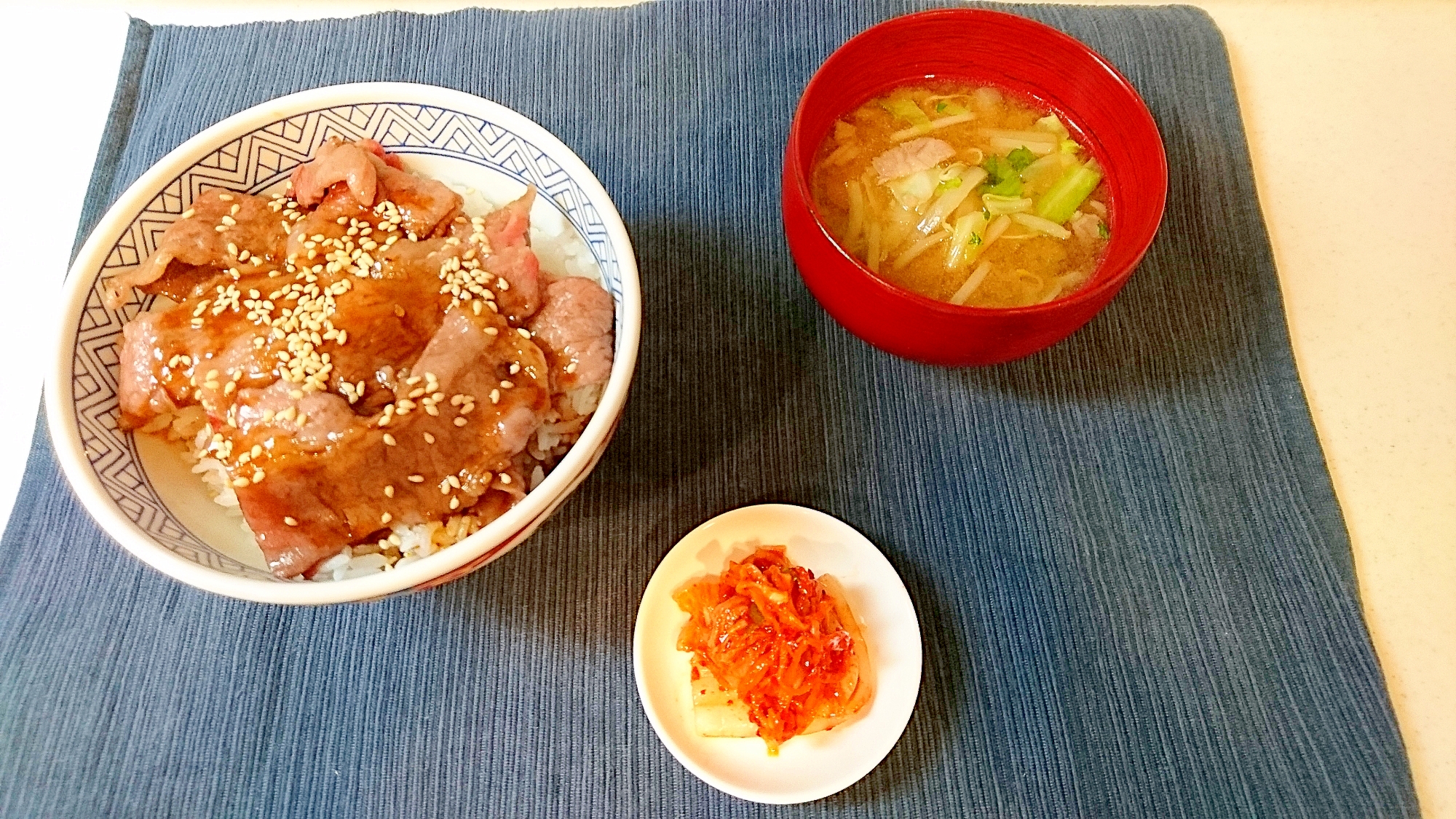 テレビドラマに触発された、肉スープと焼肉丼
