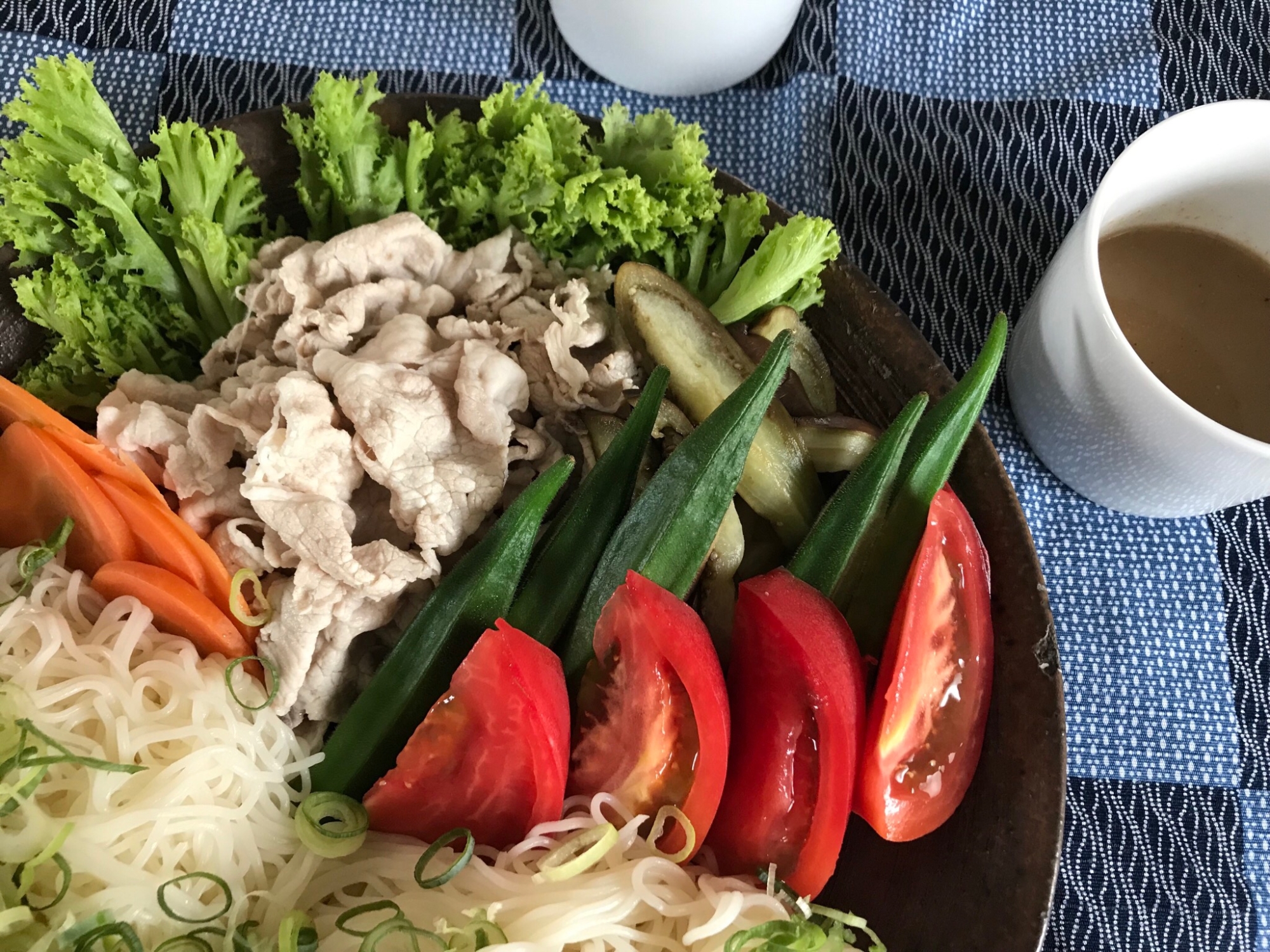 野菜と豚肉のしゃぶしゃぶをたっぷりのせたそうめん