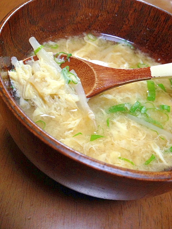 茶色い椀に入ったもやしとふんわり卵の味噌汁