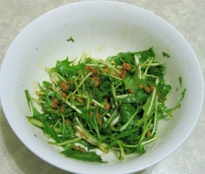 白い丸皿に盛り付けた納豆と春菊のサラダ