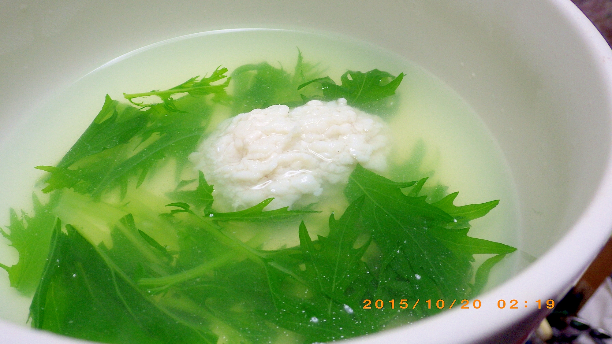 白い器に入った鱧と水菜の昆布茶スープ