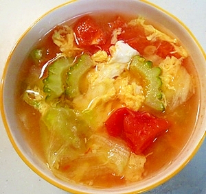カップに盛られた、ゴーヤとトマト、卵、レタスのスープ