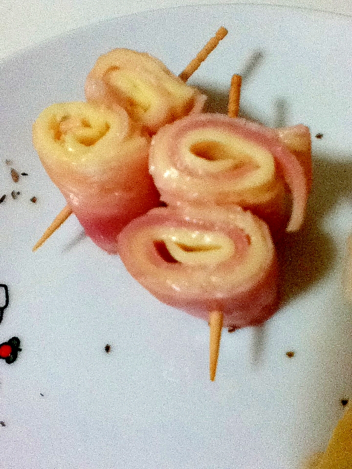 爪楊枝に差したベーコンとチーズのくるくるチーズ