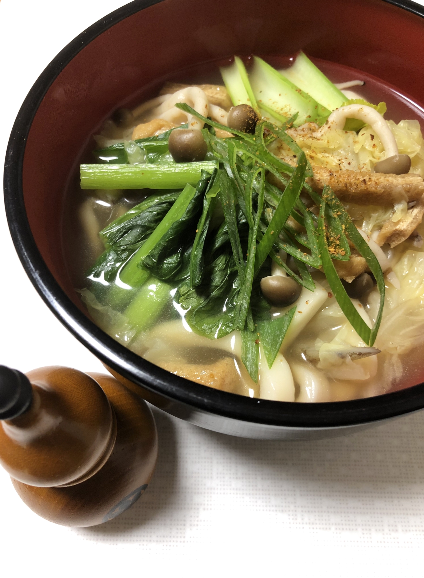 お椀に盛り付けられた白菜ときのこ入りの煮込みうどん