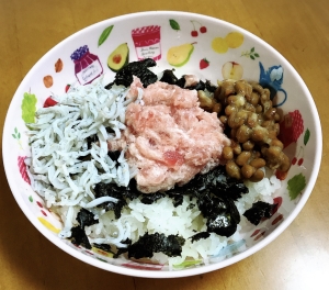 子供が喜ぶ マグロの中落ち しらす 納豆の三色丼 レシピ 作り方 By Tomomi9968 楽天レシピ