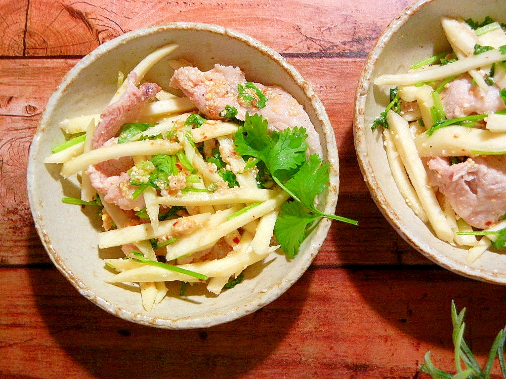 ベージュの皿に盛り付けられているマコモダケのタイ風サラダ