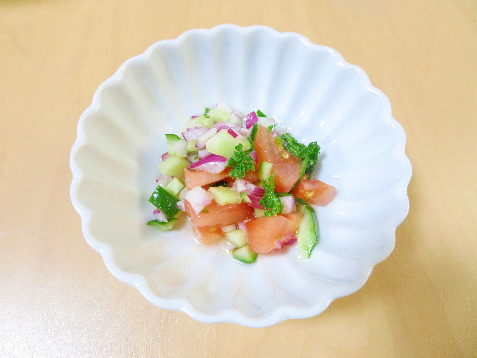 白い皿に盛り付けられているらっきょう酢の野菜マリネ