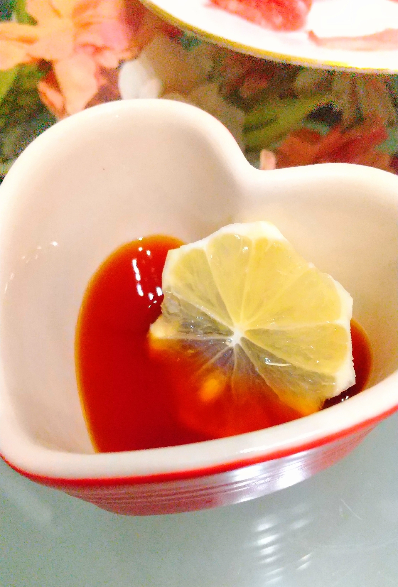 ハート形の赤い小鉢に入っているレモン果汁のポン酢しょうゆ