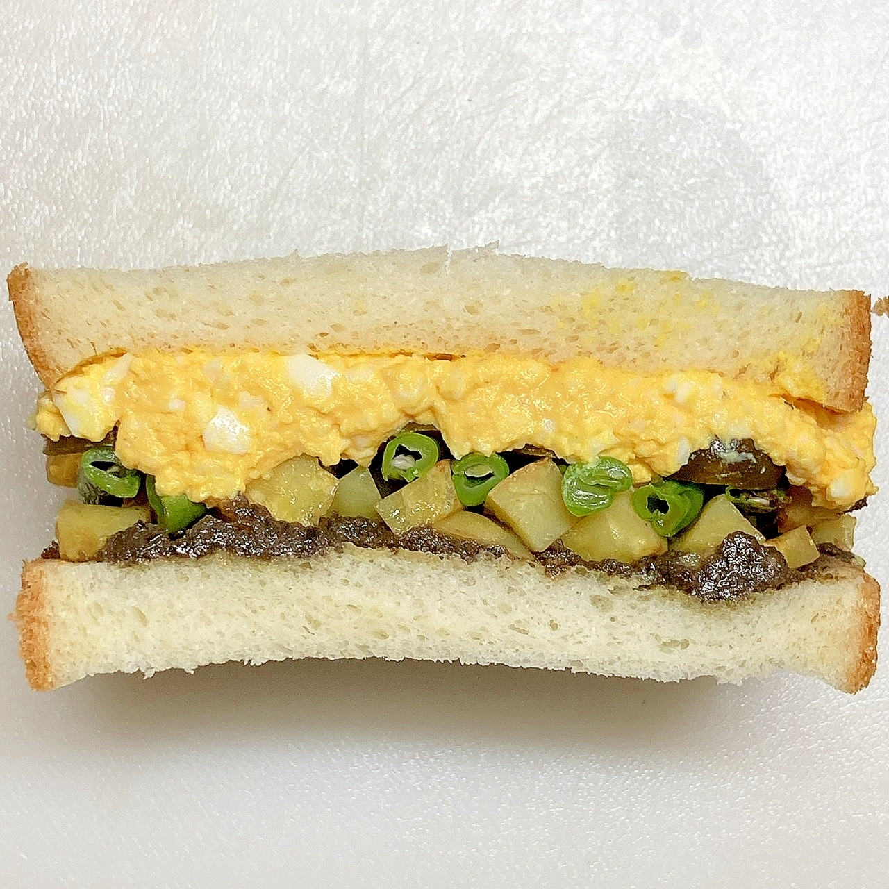 3. 茹で卵とタプナードのサンドイッチ