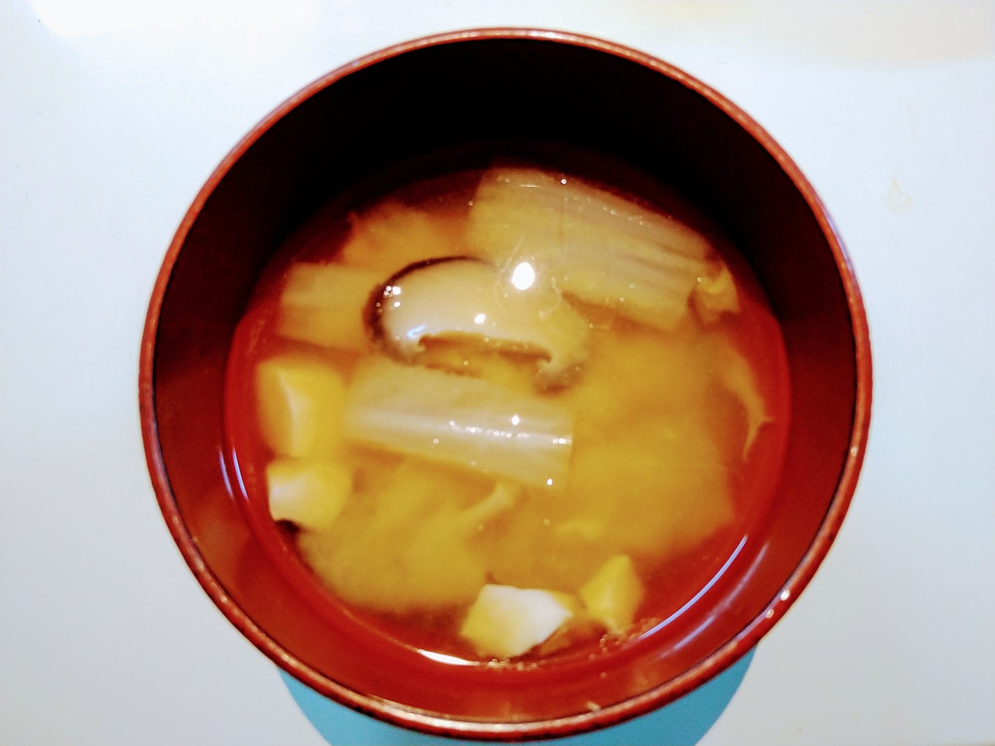 白菜と椎茸と豆腐の味噌汁