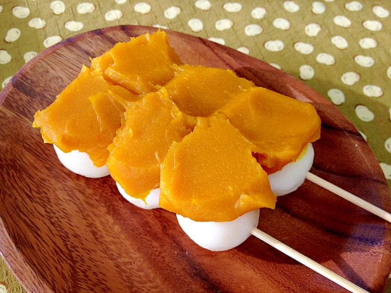 木の皿に盛られたかぼちゃあんの豆腐団子