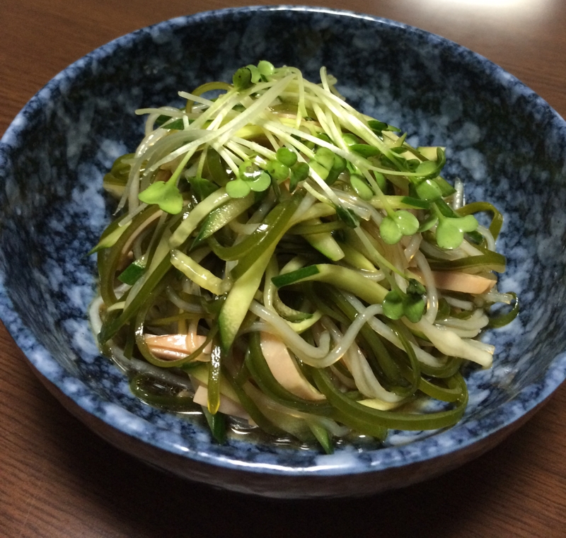 紺色の皿に盛った切り昆布と春雨のサラダ