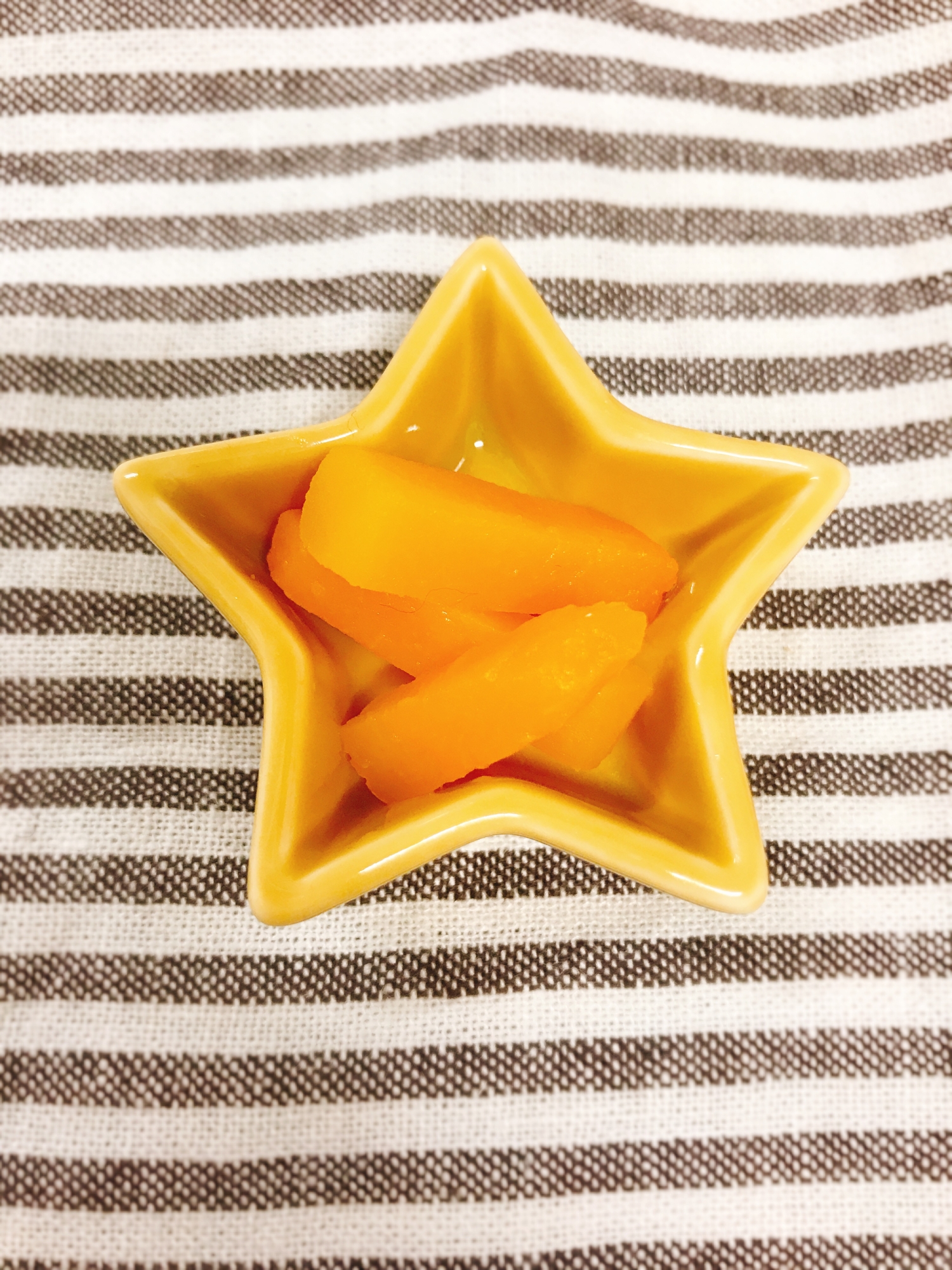 星型のお皿にかぼちゃスティックが数本盛られている