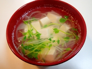 白だしで 玉ねぎと豆腐と豆苗のお吸い物 レシピ 作り方 By ぷ みぃまま 楽天レシピ