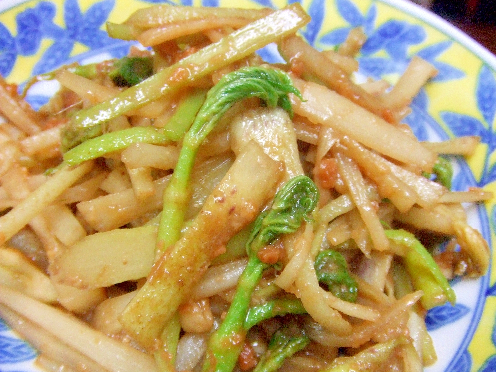 花柄の丸皿に盛り付けたウドの味噌炒め