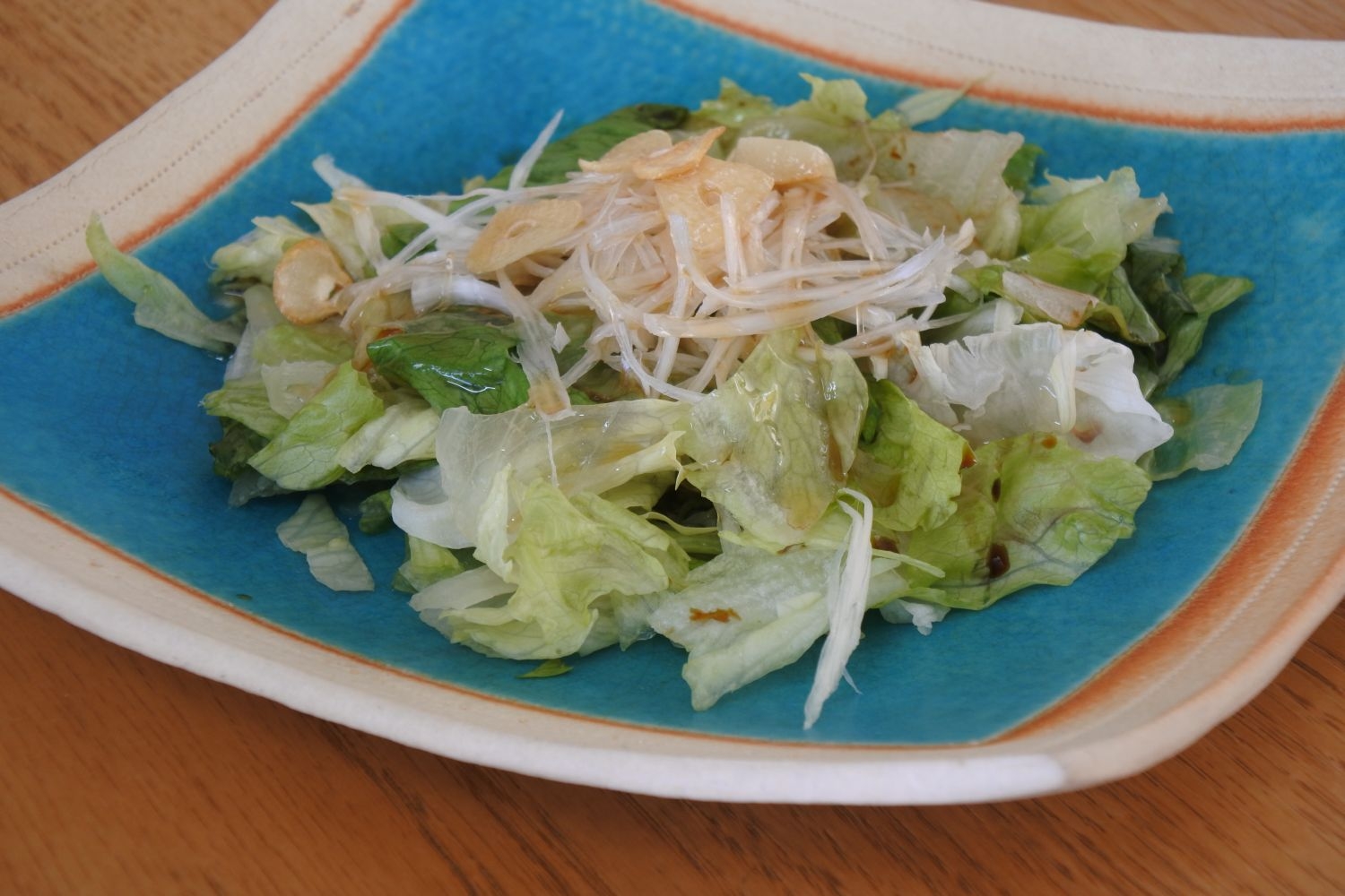 和食器に盛られたカット野菜の本格中華サラダ