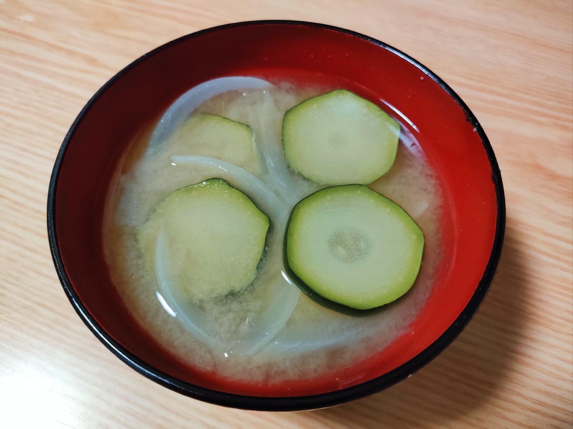 ズッキーニと玉ねぎの味噌汁