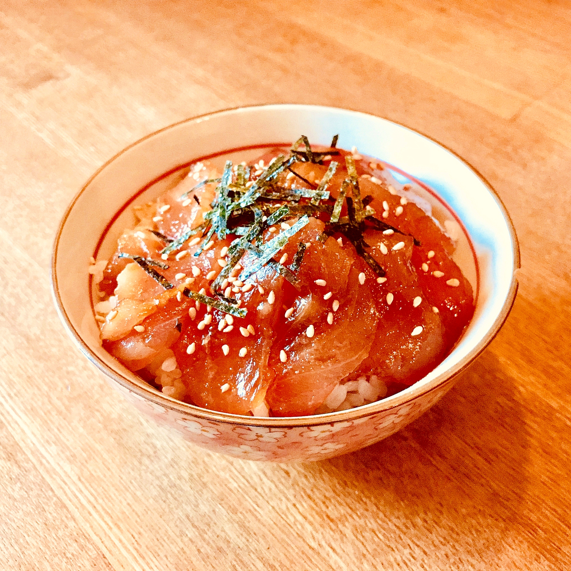 丼に盛り付けられたにんにくとしょうが風味のスタミナマグロづけ丼