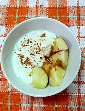 白い皿に盛られたりんごとシナモンのホットヨーグルト