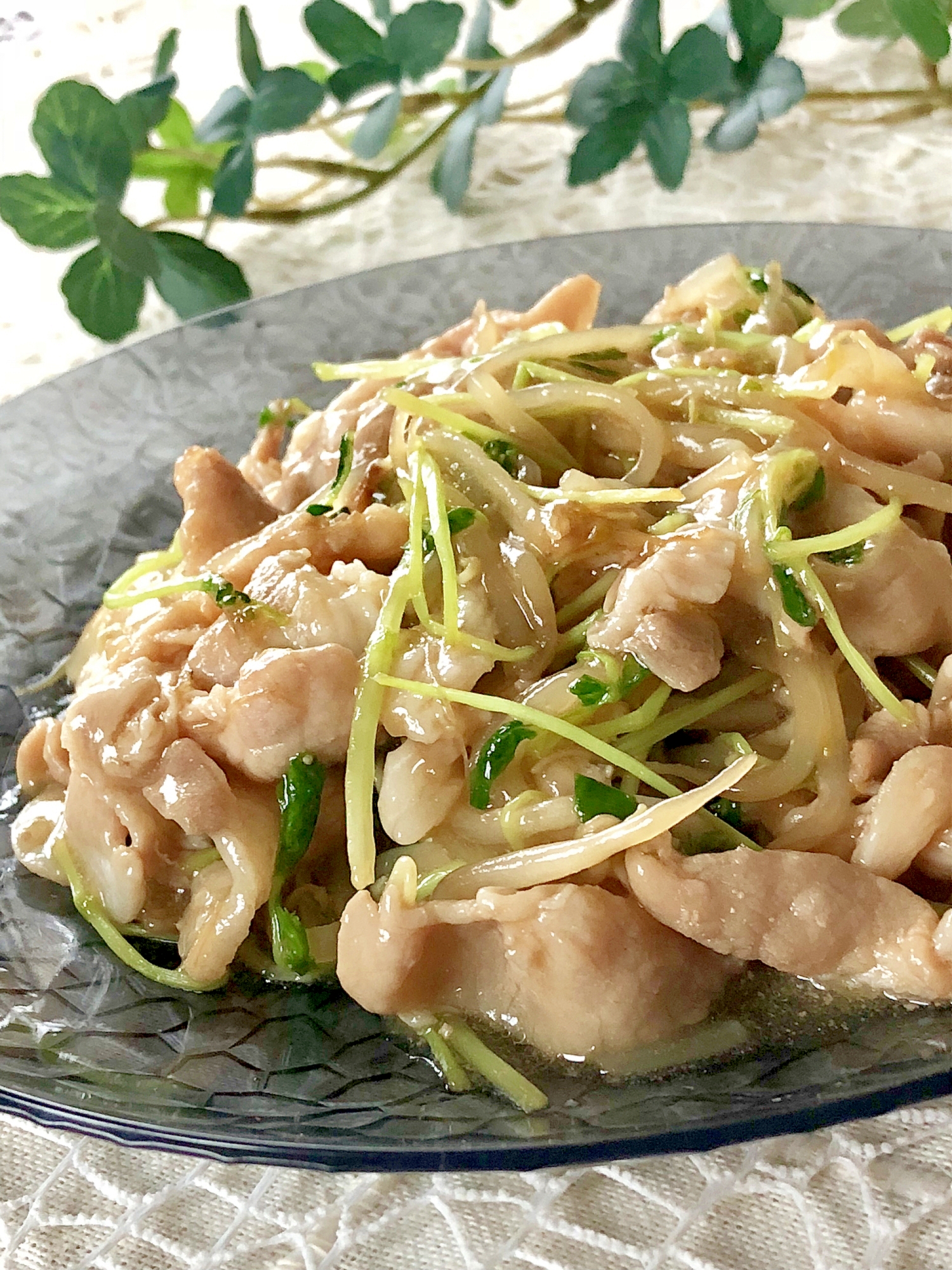 とろ〜り♡豚バラ肉・豆苗・もやしのあんかけ炒め