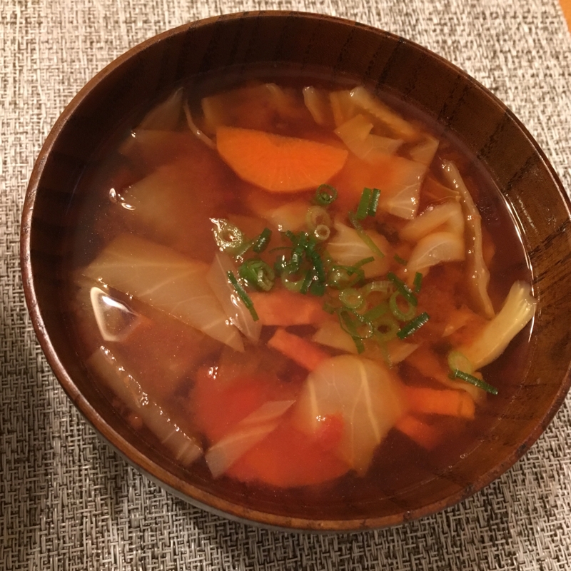 木のお椀に盛られたトマト味噌の野菜スープ