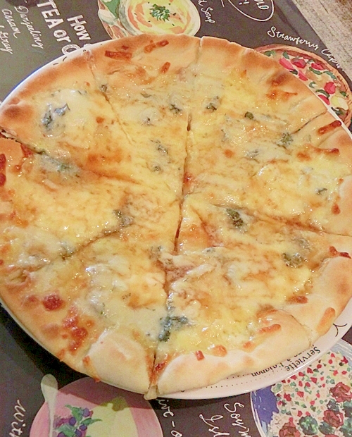 簡単アレンジ ゴルゴンゾーラのピザ 市販ピザをもっと美味しく 簡単 時短なチルドピザのアレンジレシピ Naver まとめ