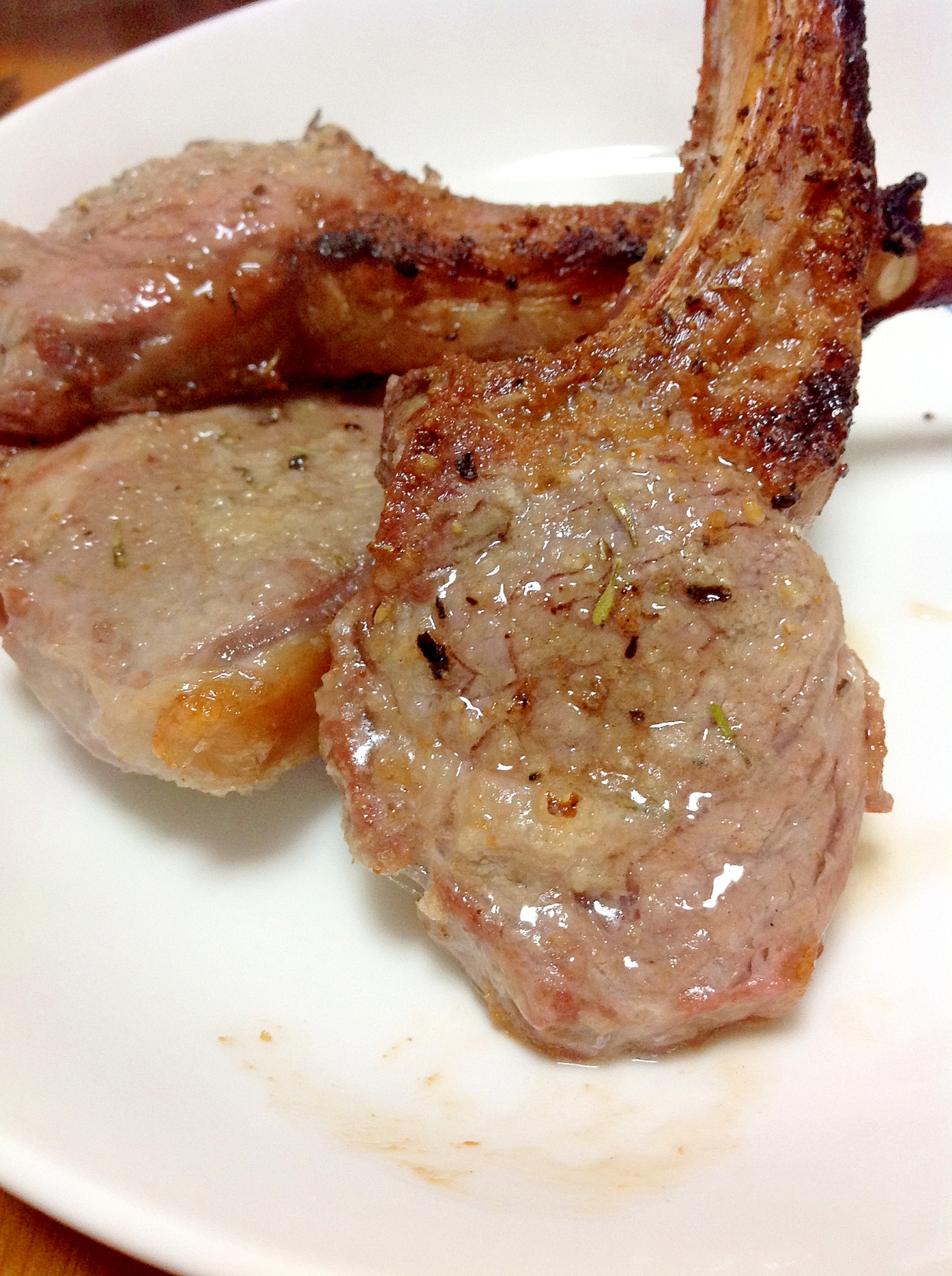 グリルしたラムチョップが3本のっている皿