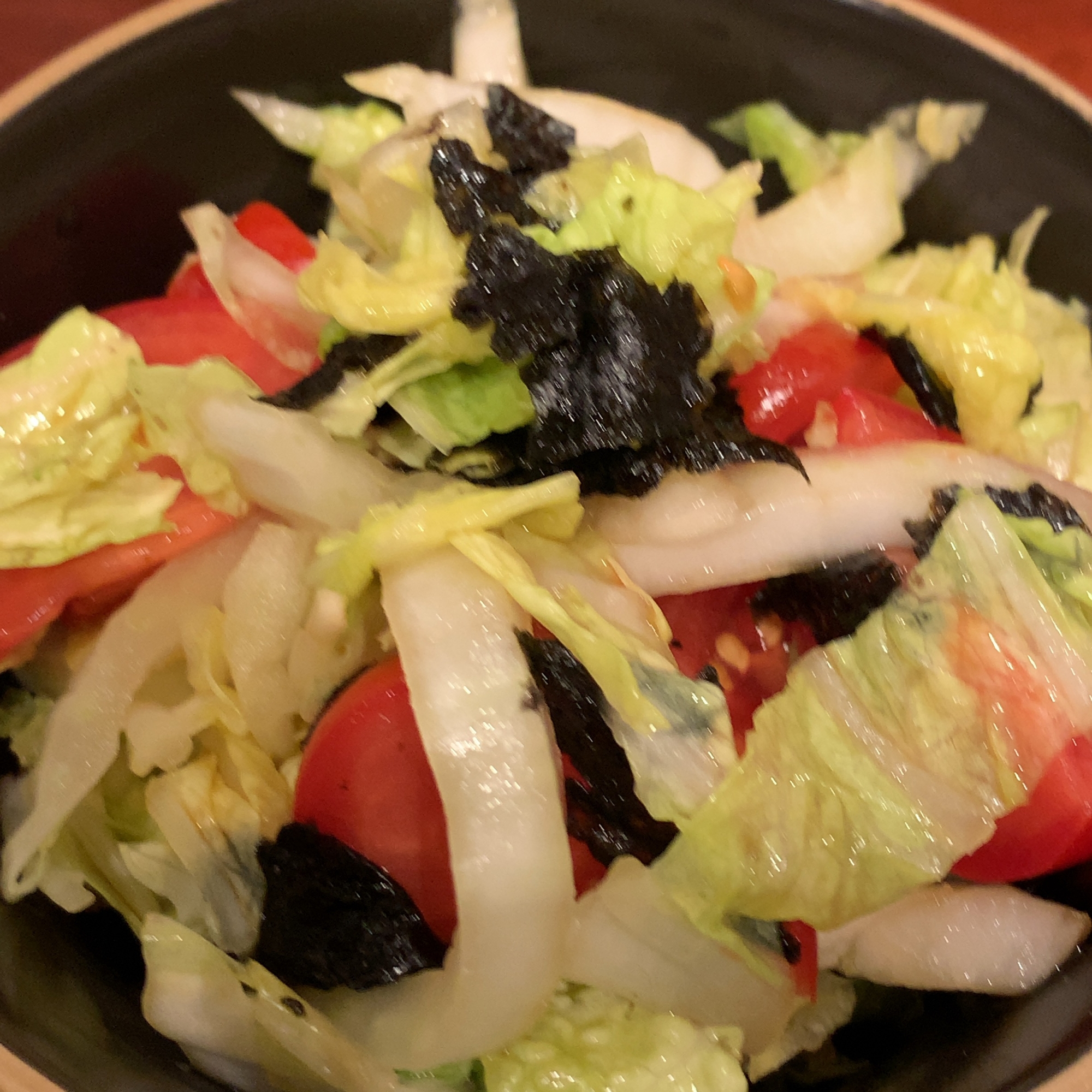 お皿に盛られた白菜とトマトの韓国風サラダ