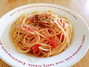 簡単ランチや夕飯に トマトとハムのコンソメパスタ レシピ 作り方 By はじゃじゃ 楽天レシピ