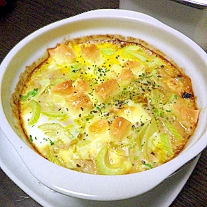 白い耐熱皿に盛り付けられた卵と野菜のチーズココット