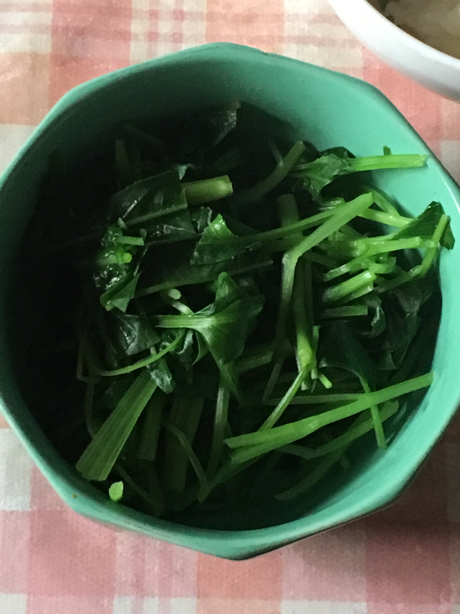 緑の鉢に盛られたべんり菜と空芯菜のおひたし