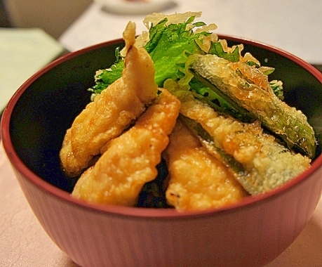 ピーマン、大葉、鶏むね肉の天ぷらがのった塩麹鶏天丼