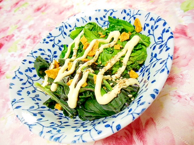 青い模様入りの皿に盛りつけられた金時草と小松菜のマヨサラダ