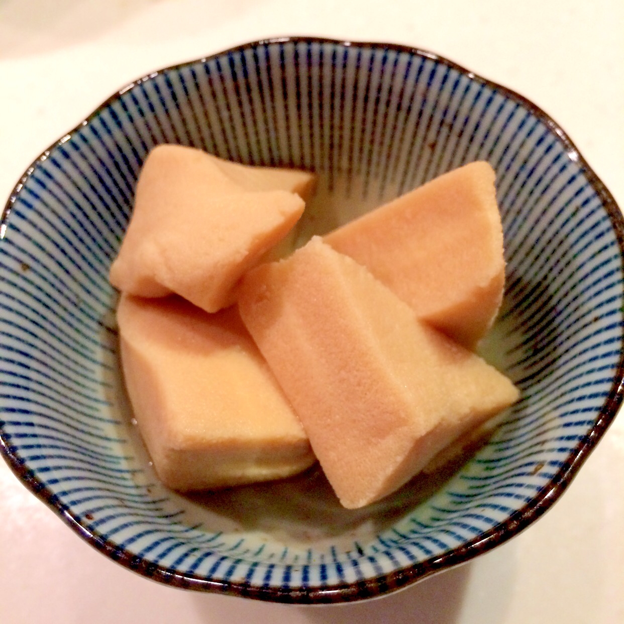 和食器に盛られた高野豆腐のめんみ煮