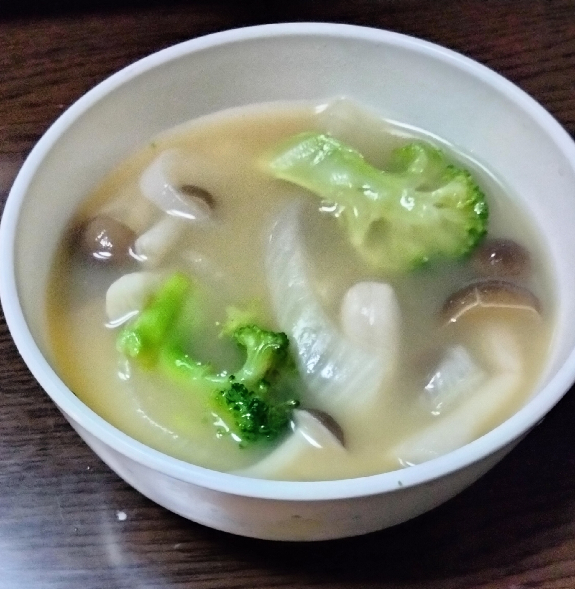 玉ねぎブロッコリーしめじの味噌汁