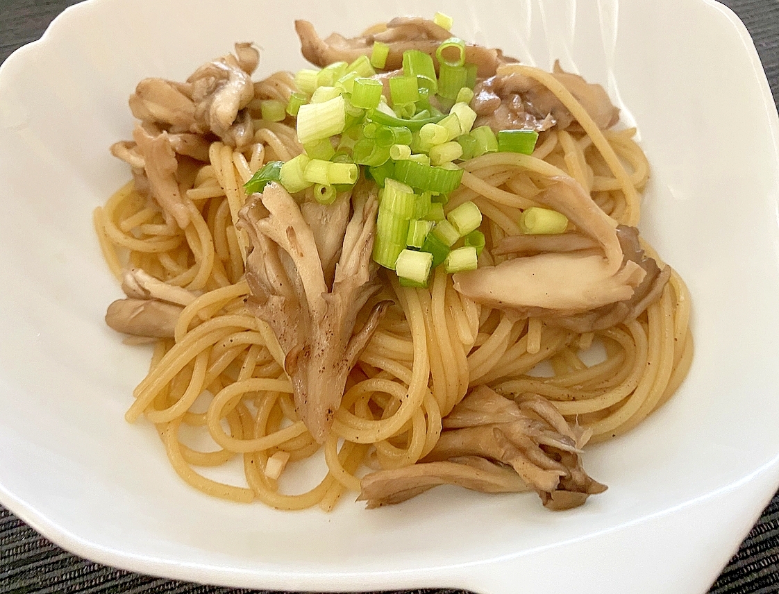 器に盛られた、まいたけのバターポン酢パスタ