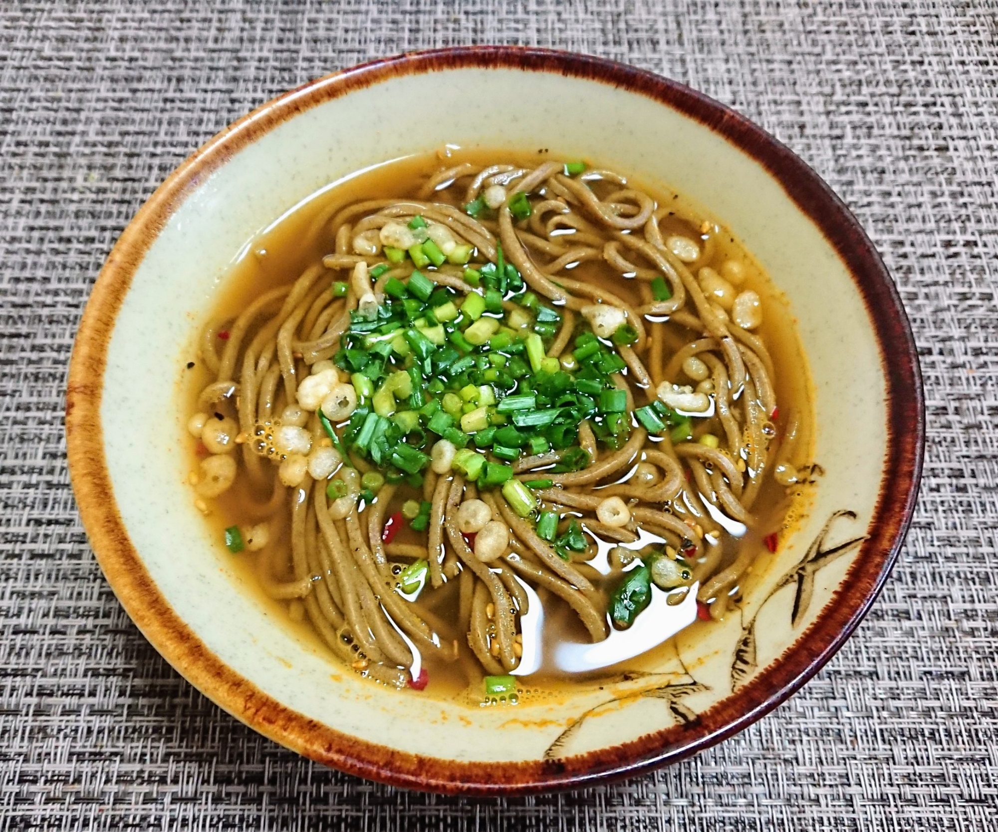 丼に盛りつけられた簡単スパイスカレーそば