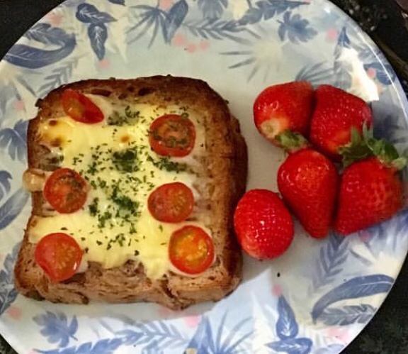 ミニトマトととろけるチーズマヨトースト