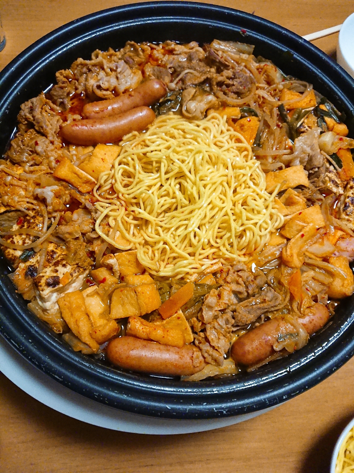 具だくさんのホルモンキムチチゲ鍋
