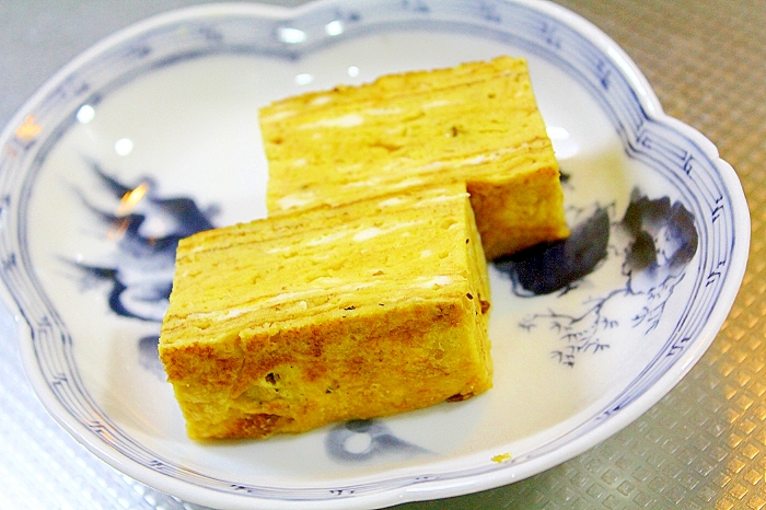 和食器に盛り付けた粉豆腐入り卵焼き