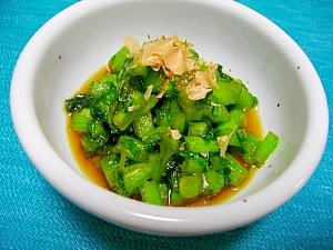 白い皿に盛られたわさび菜のふりかけ