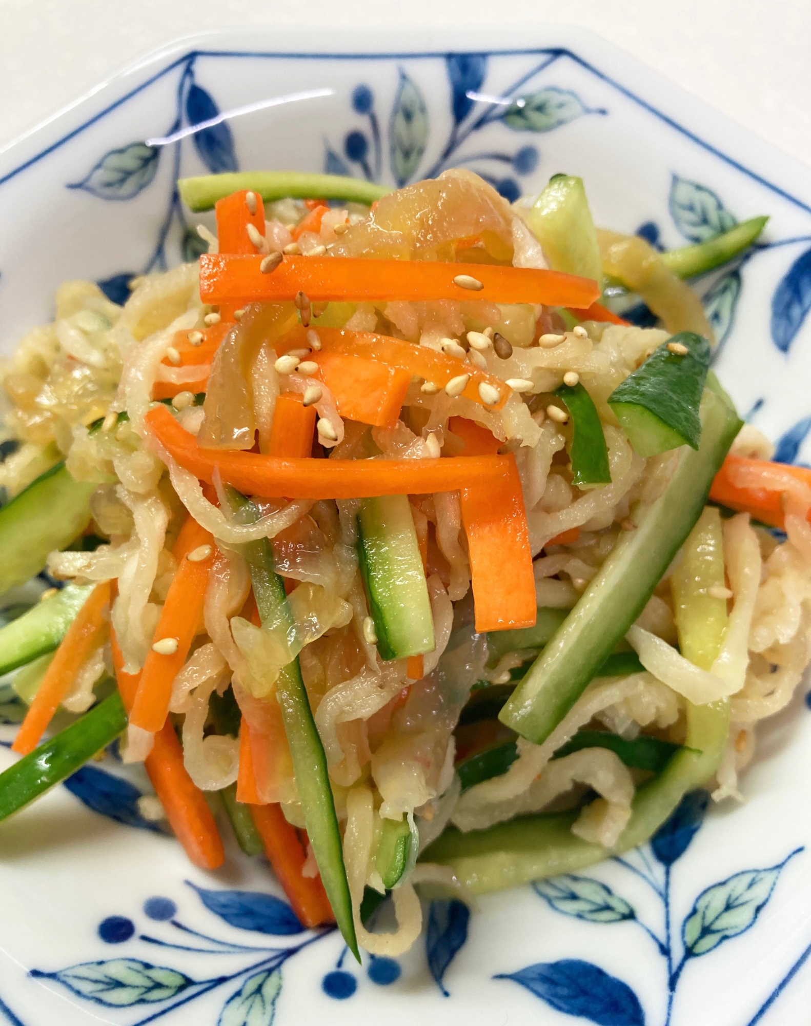 青い柄の皿に盛られた中華くらげと切り干し大根の和え物