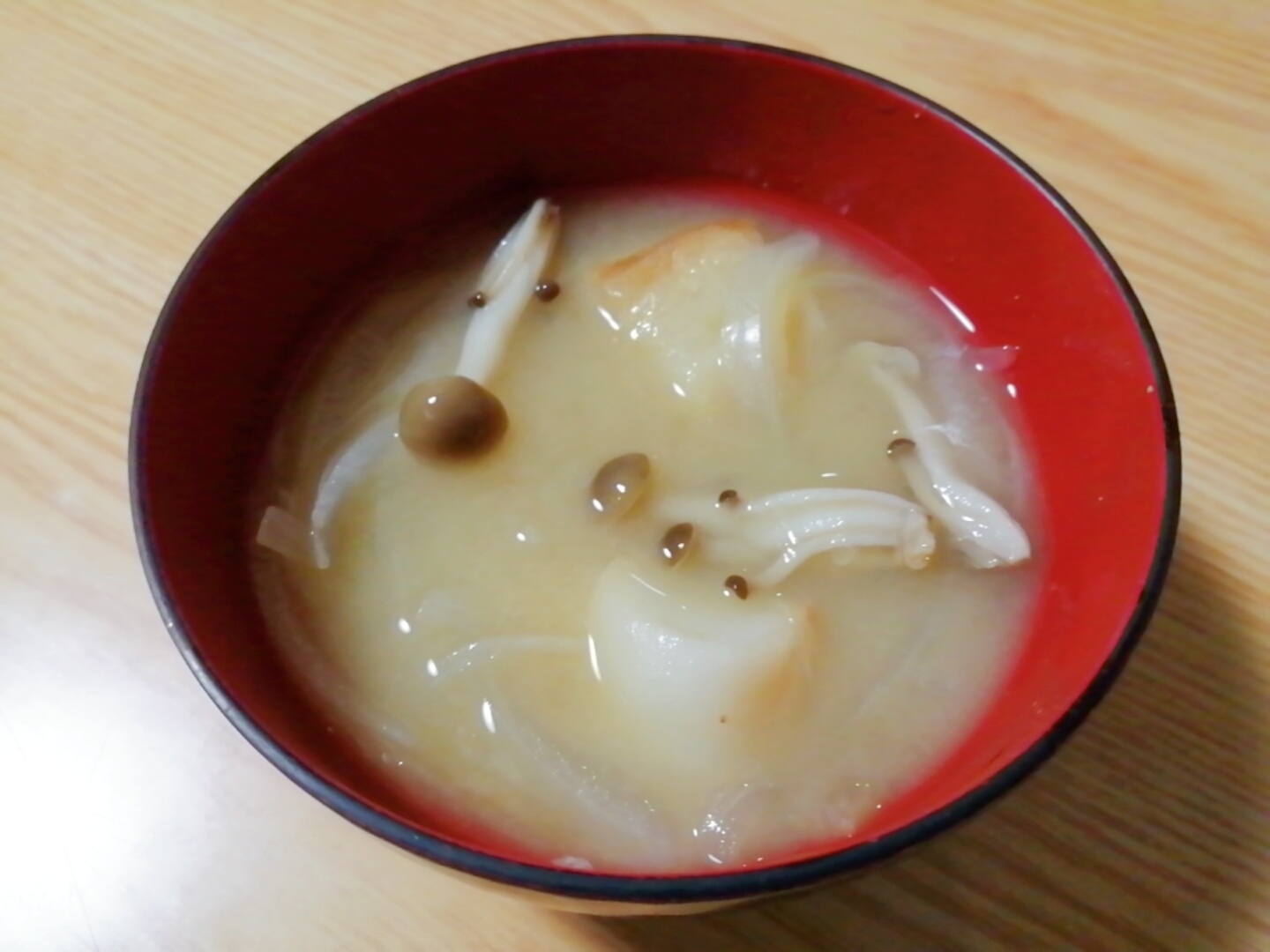 玉ねぎとしめじと麩の味噌汁