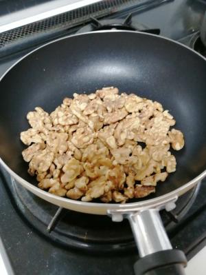 フライパンでくるみの乾煎りをする方法 レシピ 作り方 By ちび12345678 楽天レシピ