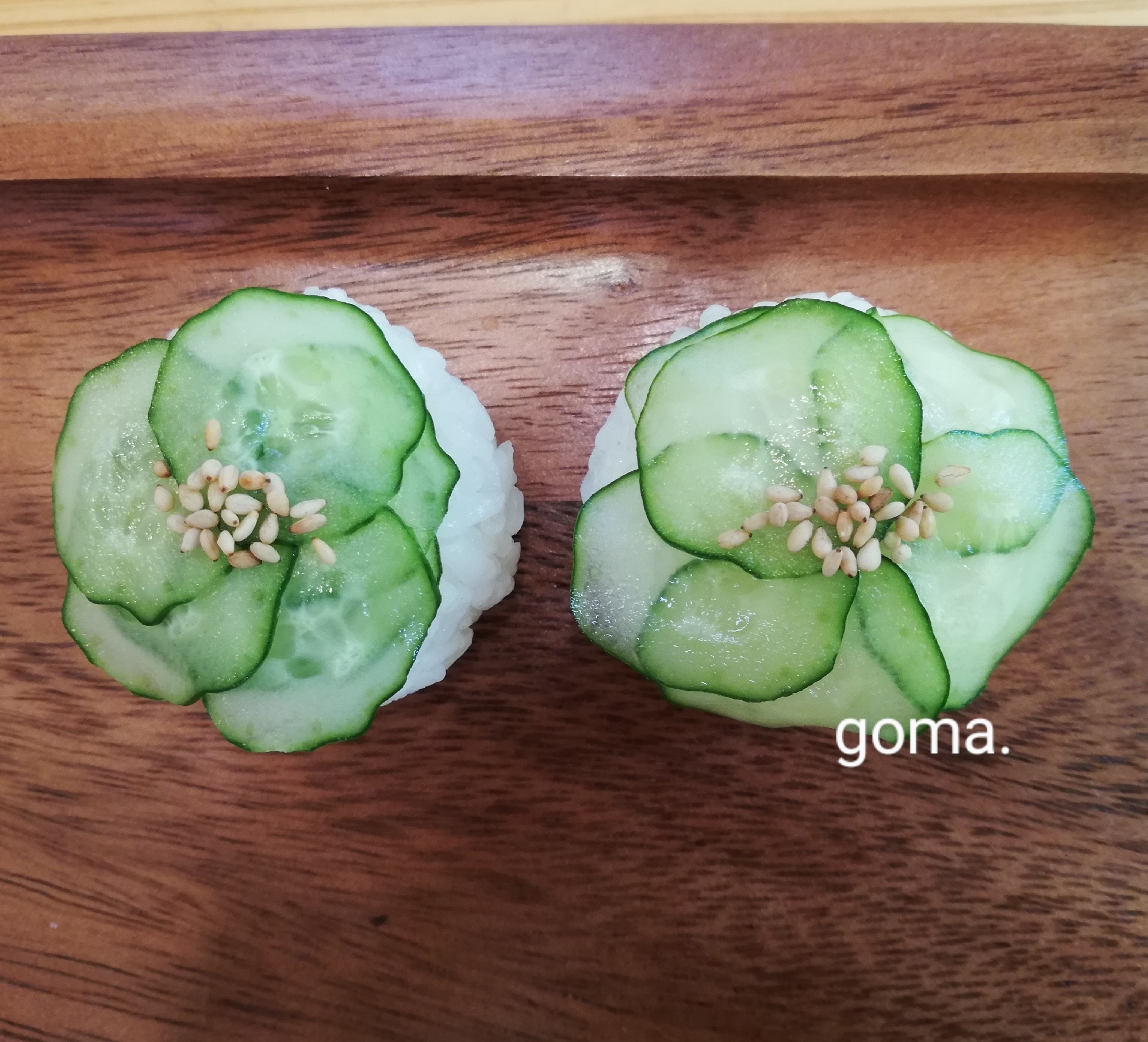 器に盛られた、きゅうりの手まり寿司