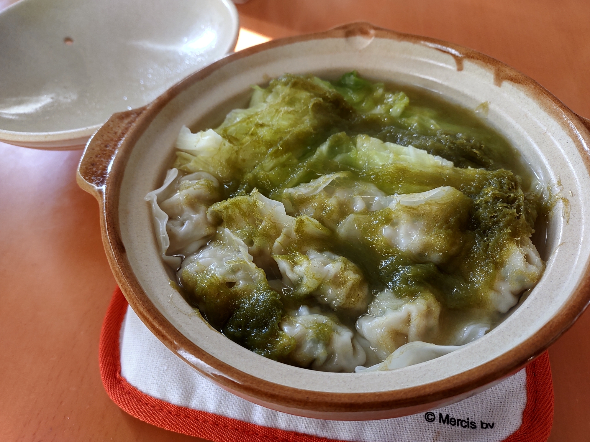 とろろ昆布の水餃子鍋