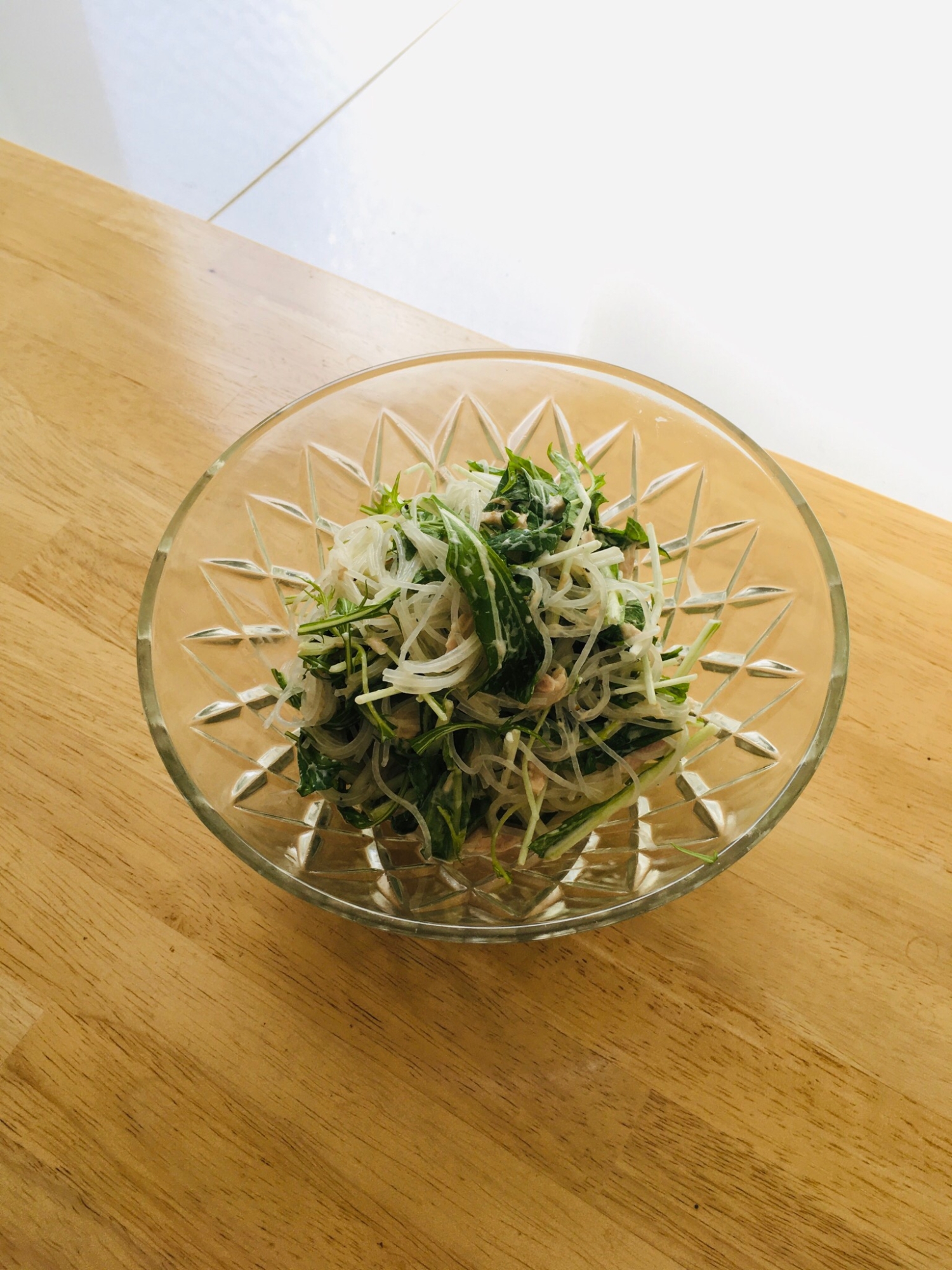 ガラスの器に盛られた水菜とツナの春雨サラダ